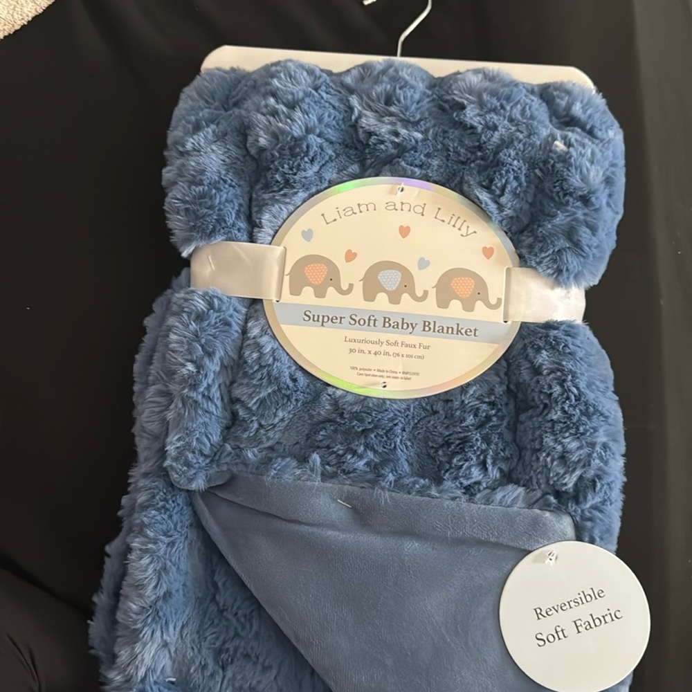 NWT Blue baby blanket
30in x 40in
Soft faux fur reversible
